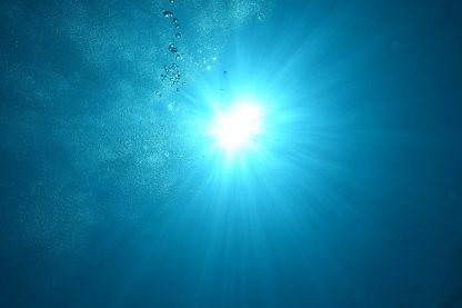 水中から見た太陽
